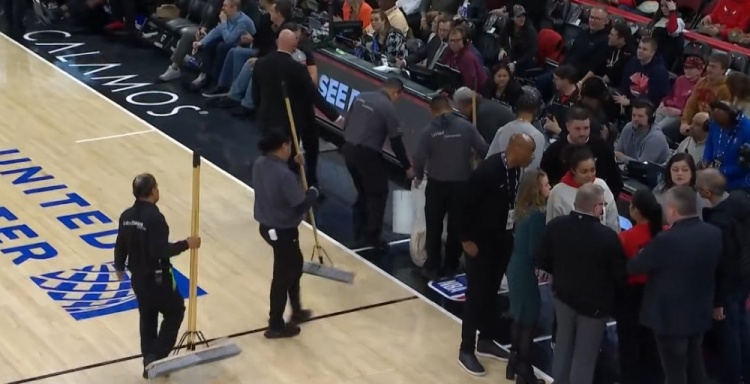 竞技宝DOTA2-CBA可没这事！公牛主场工作人员疯狂拖地 球员已经返回更衣室