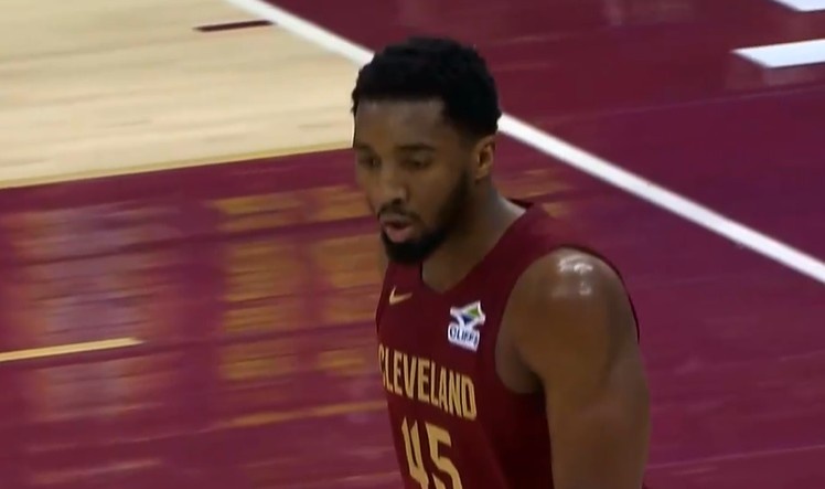 竞技宝赛事-确实厉害!施罗德不停球传球 米切尔不沉球三分压哨空心命中!