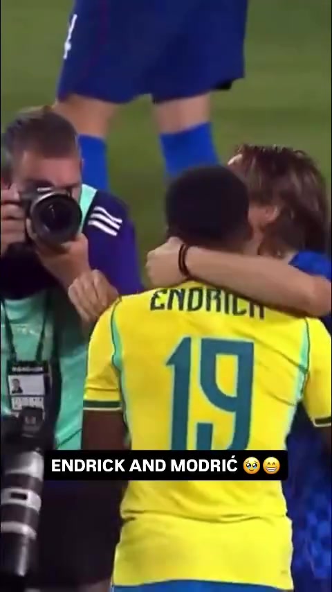 竞技宝LOL-好久不见!19岁恩德里克开心抱起40岁莫德里奇,两人赛后寒暄